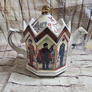 James Sadler‎ England "The Tower of London" Teapot lidded 1980's bone china